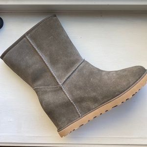 UGG Femme Boot NWT (no box). Taupe.